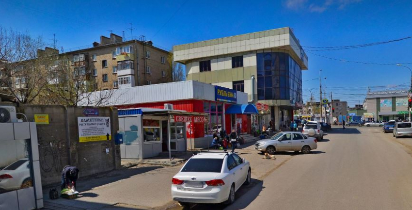 На севере Волгограда сносят торговую галерею, два павильона и киоск