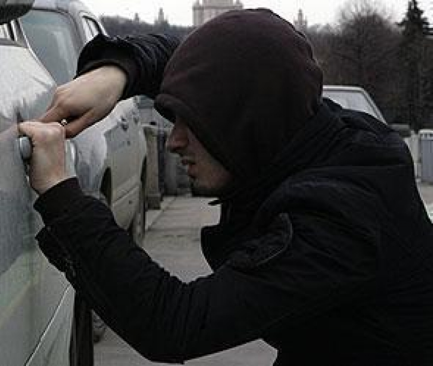 В Волгограде 9-классник угнал автомобиль у соседа