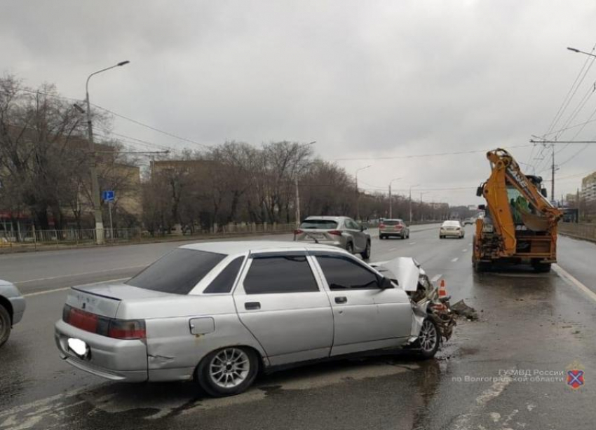 Водитель за рулем ВАЗ протаранил экскаватор-погрузчик в Волгограде