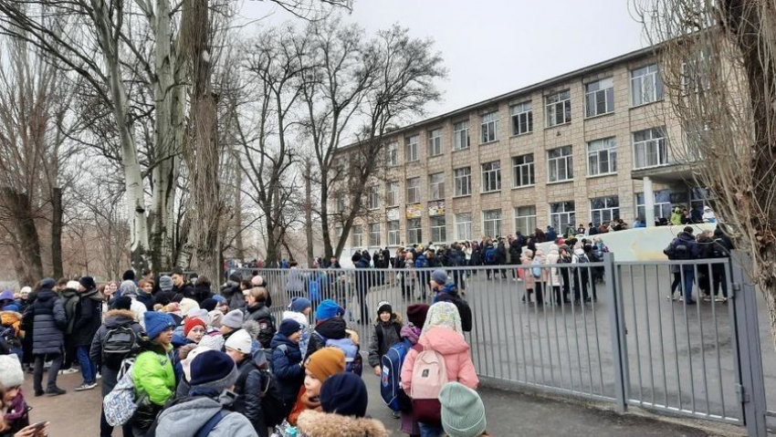  В Волгограде эвакуируют школы 