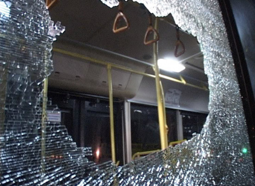 Нервный волгоградец разбил стекло в проезжающем мимо автобусе  ﻿