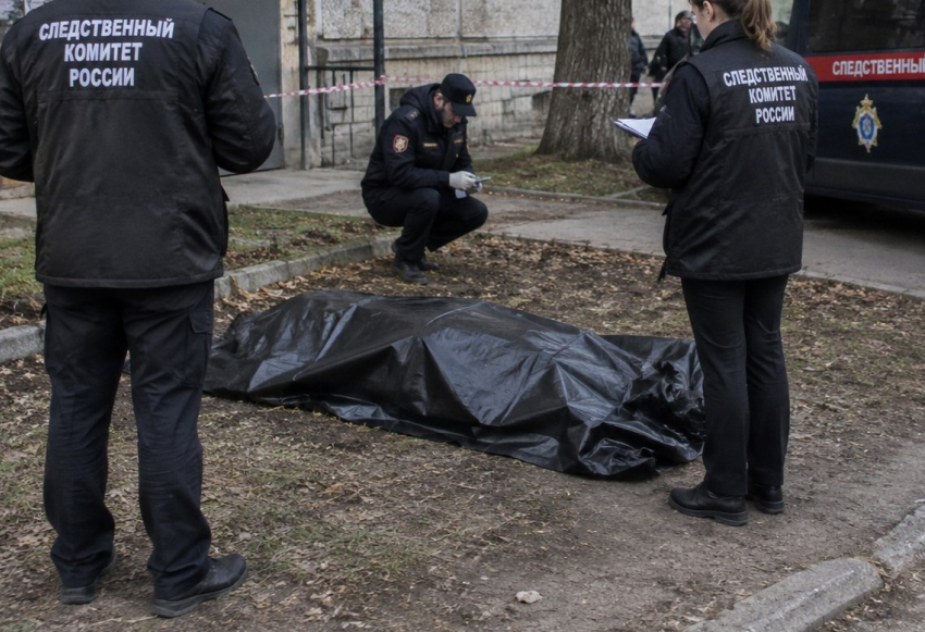 Труп мужчины нашли под окнами пятиэтажки в Волгограде
