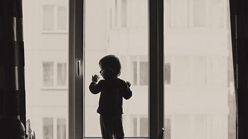 На севере Волгограда 2-летний мальчик выпал из окна