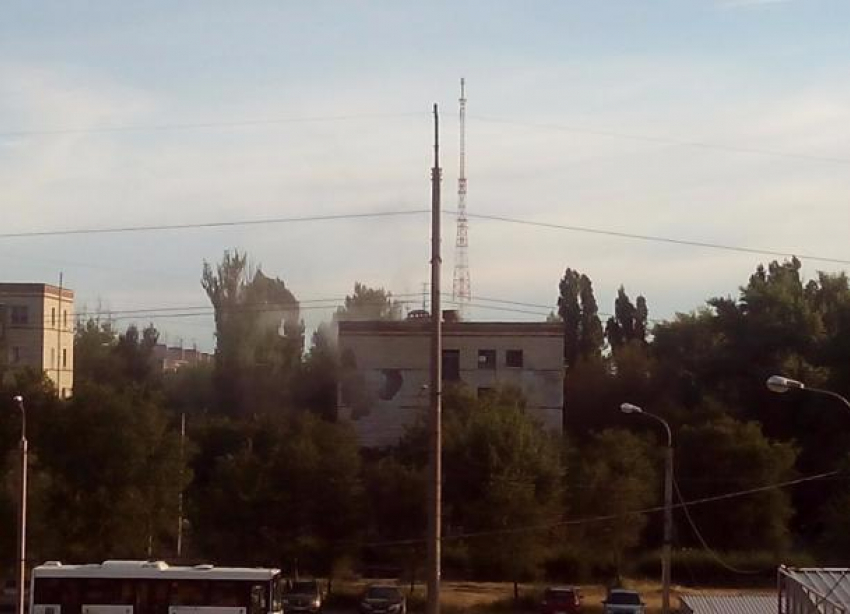 На западе Волгограда загорелось общежитие