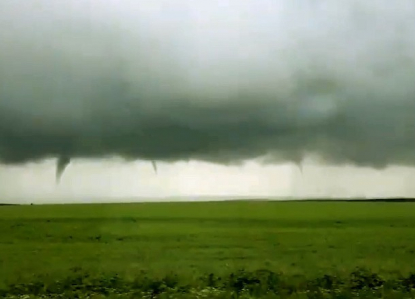 Волгоградка сняла на видео смерч в Михайловском районе