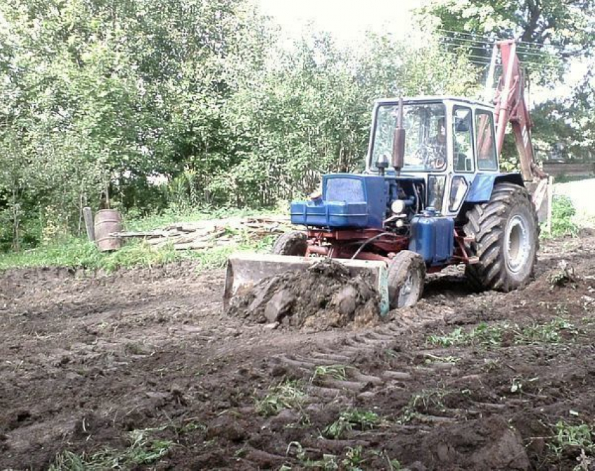 Под Волгоградом трактор врезался в туалет и травмировал мужчину