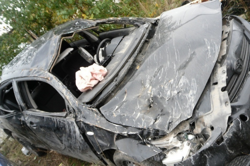 Пожилой водитель погиб в перевернувшейся Toyota Corolla под Волгоградом