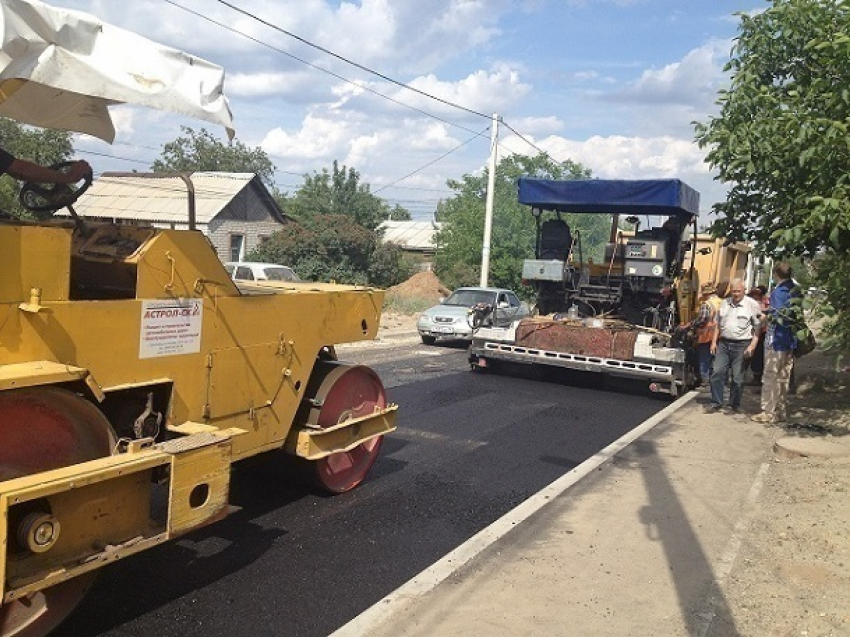 Активный ремонт асфальта начался на улице Кубинской в Волгограде