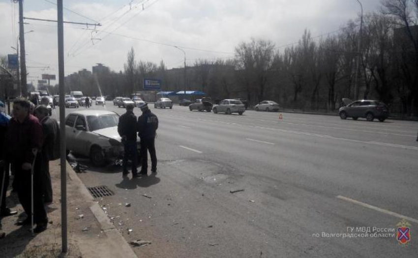 В Волгограде лихач на BMW устроил аварию с пятью авто 