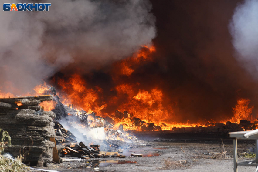 Два крупных пожара тушат за Волгой