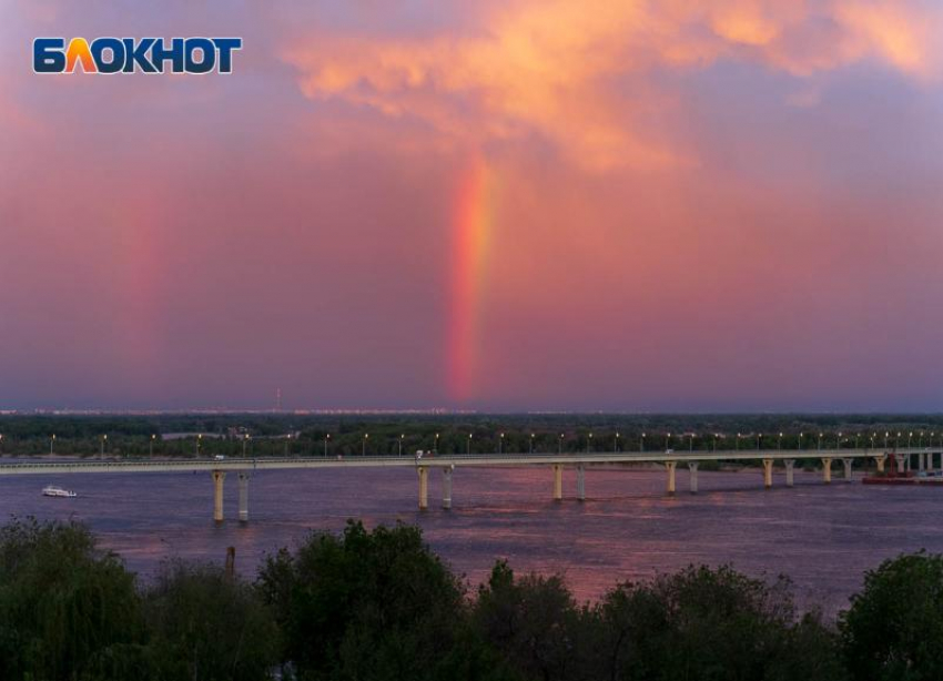 «Тот самый крутой закат»: волгоградцы заполонили соцсети снимками уникального заката