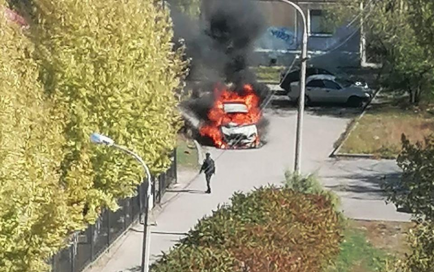 Иномарка сгорела возле школы в Волгограде