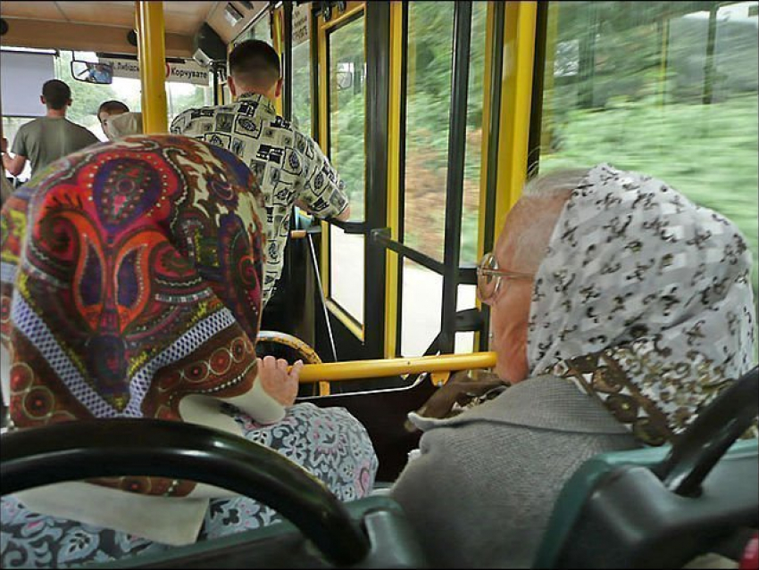 В Волгограде 74-летняя пенсионерка получила травмы в троллейбусе