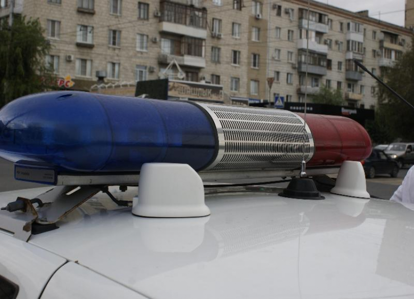 Труп мужчины обнаружили на тротуаре рядом с жилым домом в Волгограде