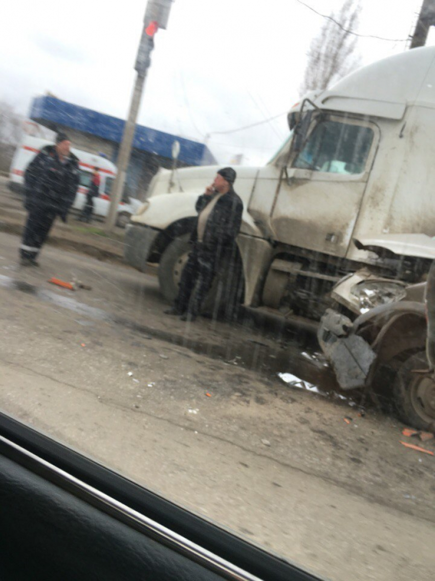 ДТП фуры и «Газели» перед Волжской ГЭС парализовало движение