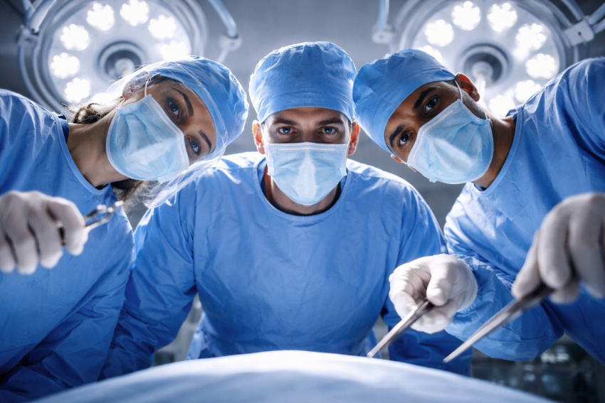 Московские пластические хирурги изуродовали волгоградца: «Запихал ушной хрящ в кривой кончик носа»