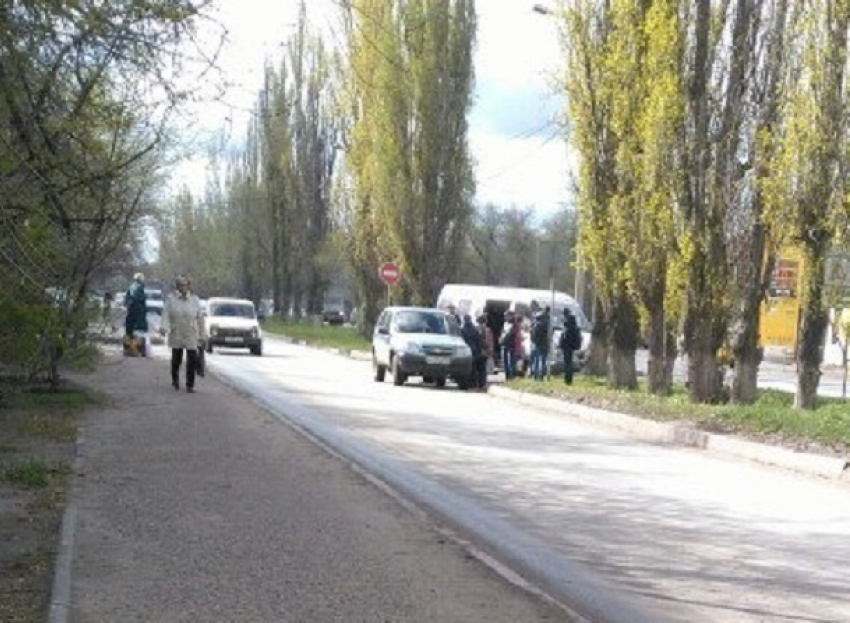 Маршрутка с пассажирами врезалась в дерево на юге Волгограда