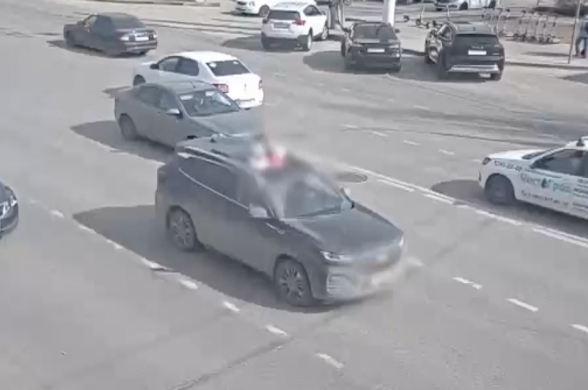 Волгоградка прокатила детей в открытом люке – видео 