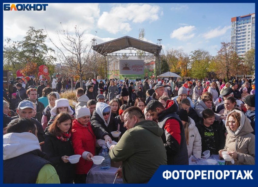 Пришли со своими банками и устроили давку: бесплатная уха вызвала фурор в центре Волгограда 