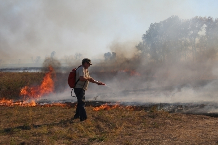 Борьба с огнем в Серафимовичском районе продолжается
