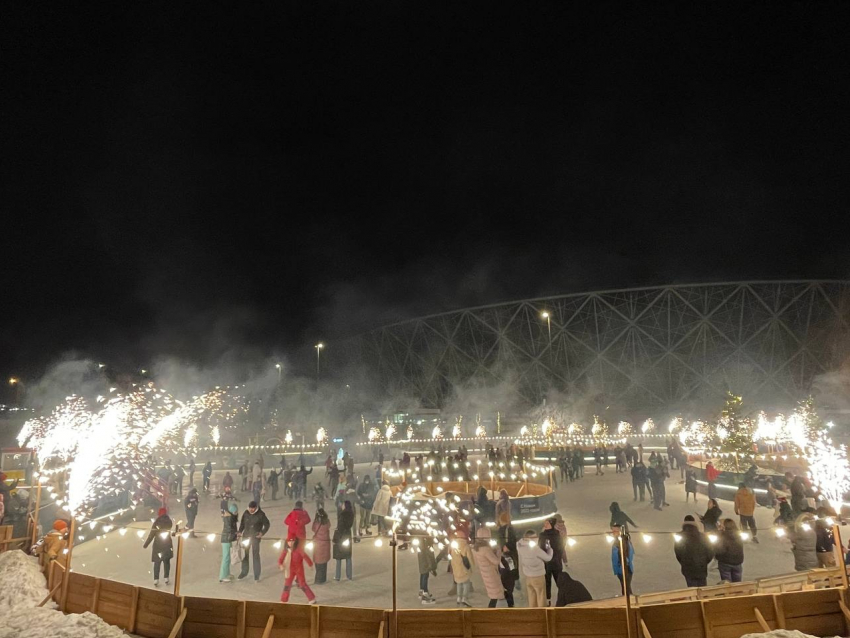Бенгальские огни расцветили новогоднюю ночь в ЦПКиО в Волгограде: видео