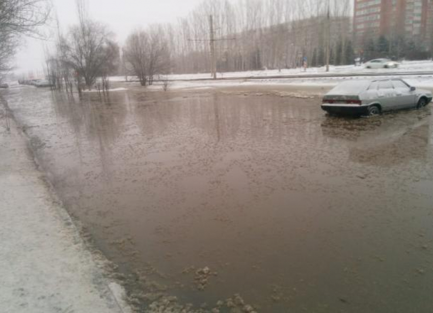 Машины «утопленники» попали на видео в Волжском
