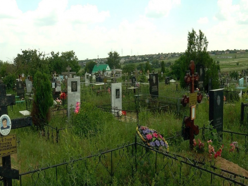 В Волгограде вандалы облили черной краской памятник на могиле ветерана ВОВ