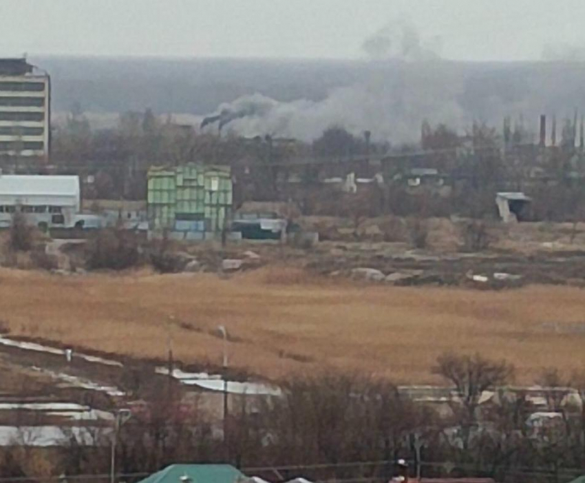 Черный дым у «Химпрома» на юге Волгограда проверяют экологи