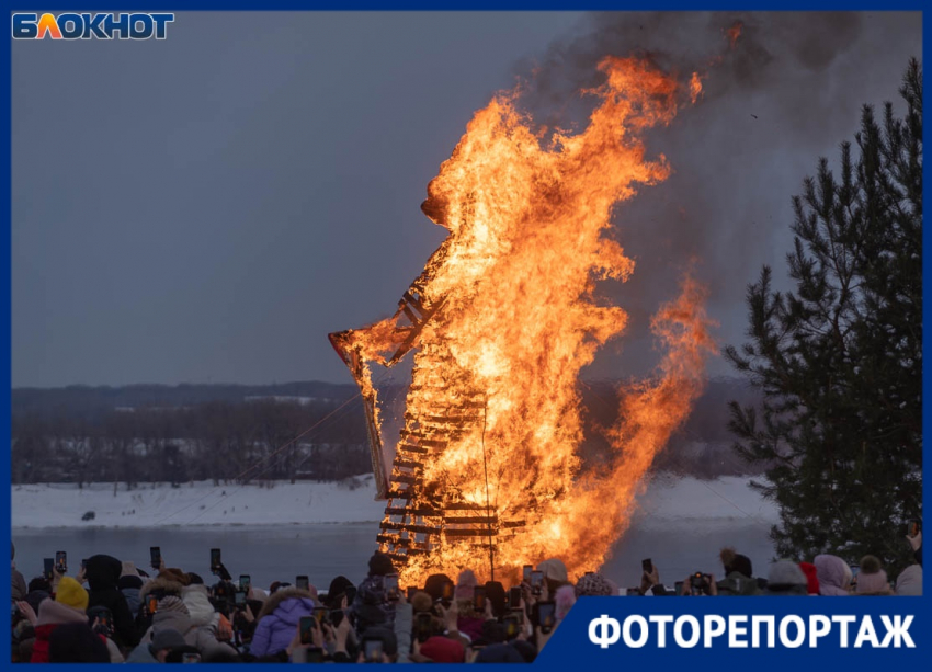 Гигантское чучело подожгли в центре Волгограда на глазах у многотысячной толпы 