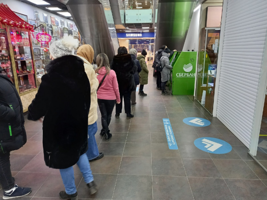 «В связи с выплатой пенсий»: в Сбербанке объяснили большие очереди в Волгограде
