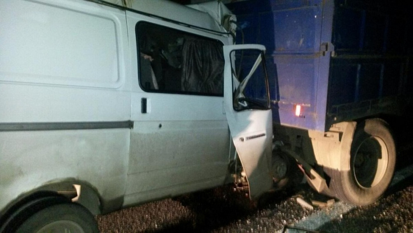 В Волжском в столкновении двух «Газелей» и КамАЗа пострадал подросток и водитель
