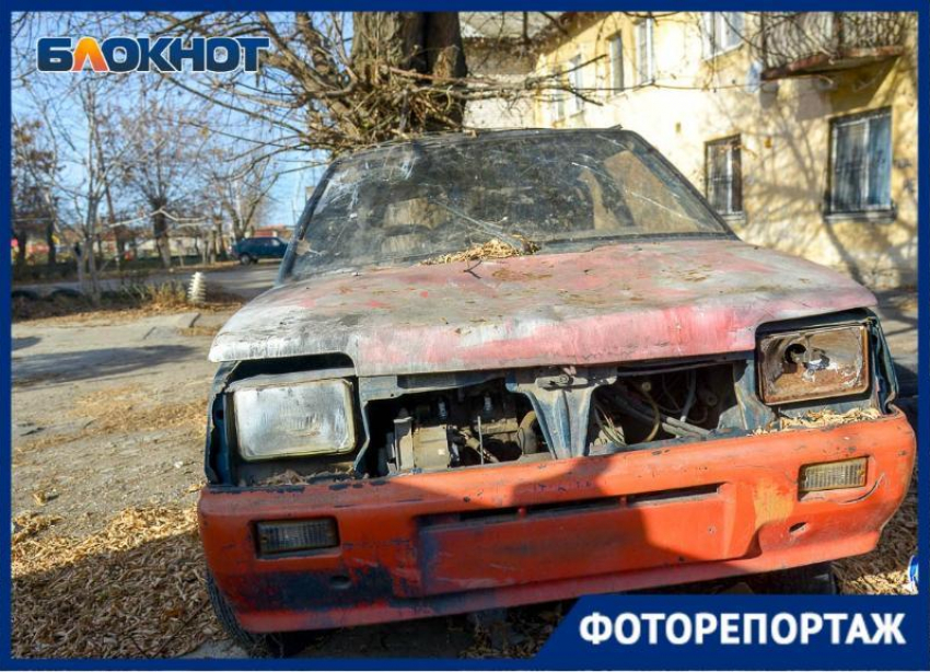 Бесхозные автомобили во дворах Волгограда заснял фотограф