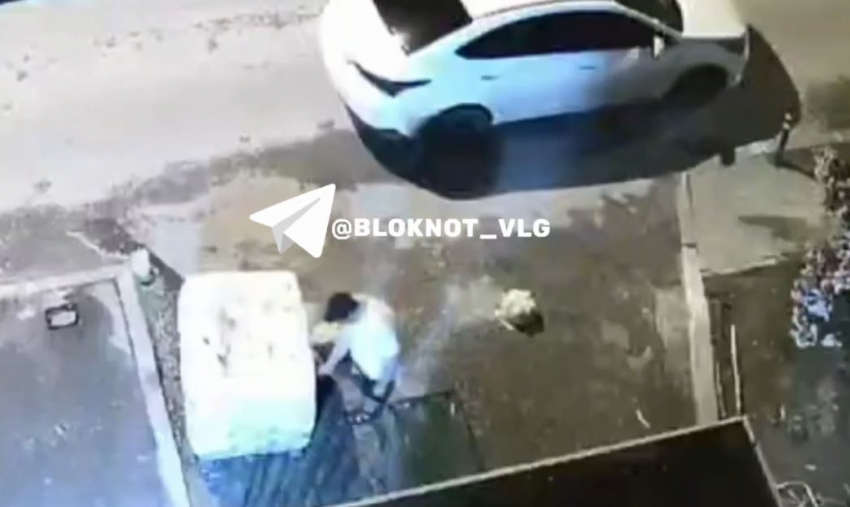 Неизвестный в маске украл 20 мешков цемента во время капремонта на севере Волгограда