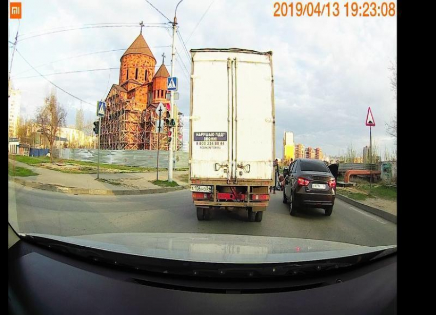 Водитель за рулем LADA с заклеенными номерами в Волгограде сбил девочку 