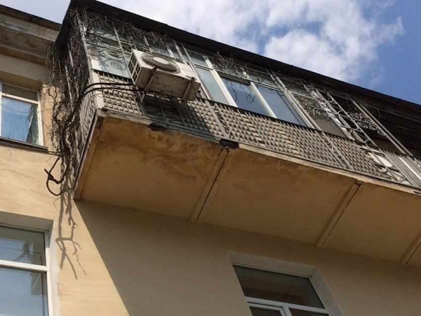 Волгоградцы жалуются на обваливающиеся на голову фасады в центре города