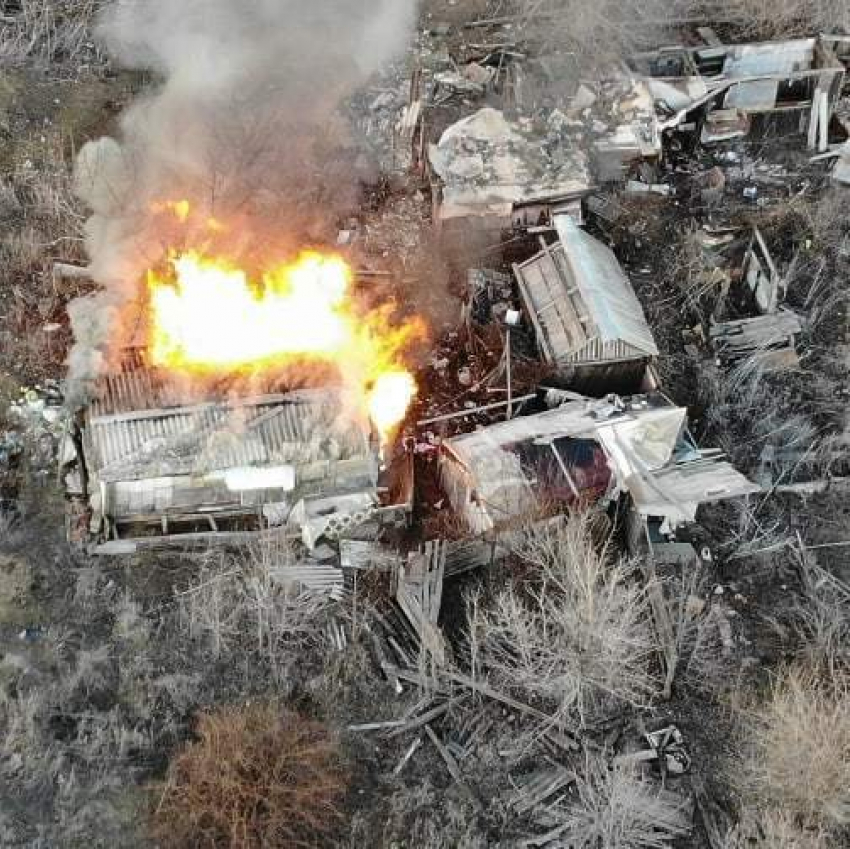 Столб дыма и языки пламени с высоты птичьего полета  сняли в Волгограде