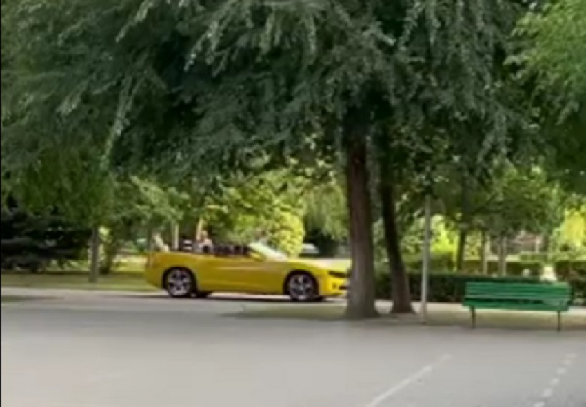 Поездка «Мисс Волгоград» на кабриолете по городскому парку попала на видео