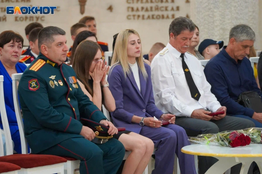 Слез не мог сдержать никто: пронзительное видео с семьями погибших на Украине волгоградцев