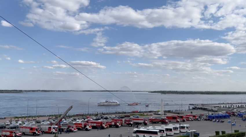 Волгоградцы заметили скопление пожарных автомобилей на набережной