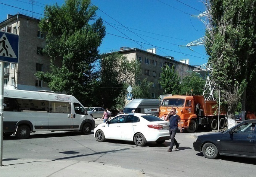 Дорожники устроили транспортный коллапс на Первой Продольной Волгограда