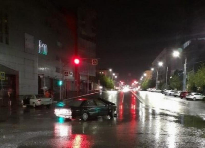 Водитель Audi  протаранил Nissan в центре Волгограда: авария попала на видео