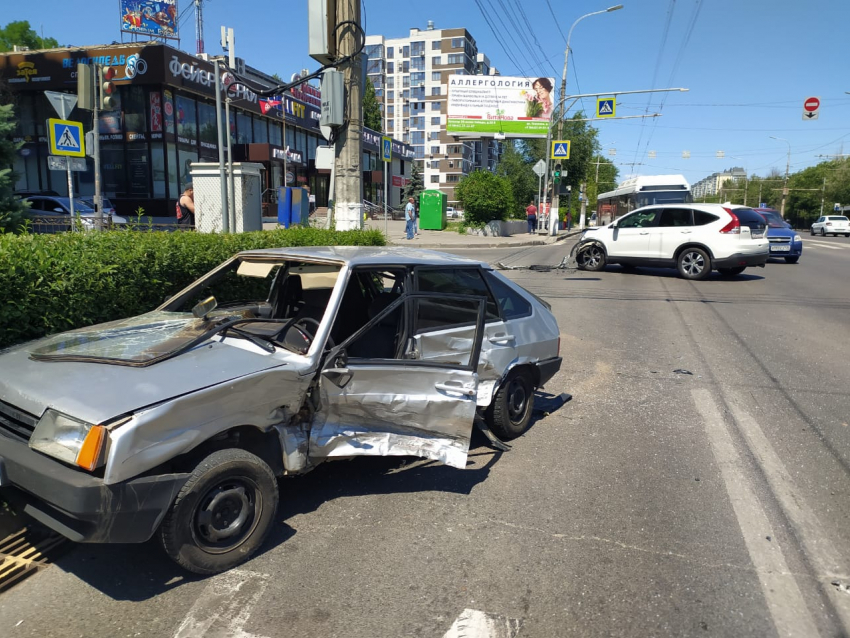 Внедорожник решил не пропускать ВАЗ: видео эффектного ДТП в центре Волгограда