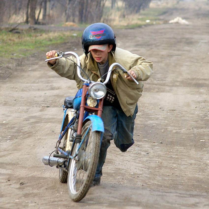 Под Волгоградом 16-летний мотоциклист без прав устроил ДТП