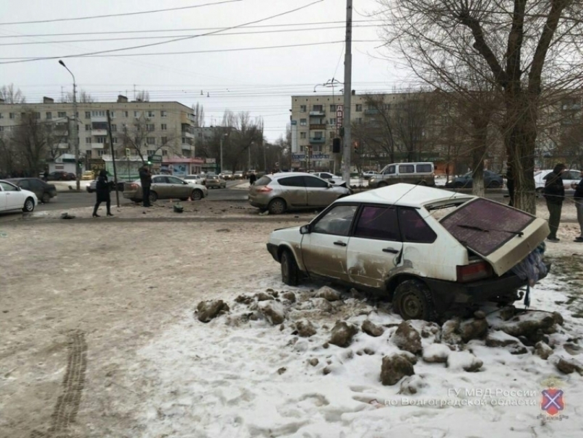  Водитель иномарки сбил пешехода после столкновения с «девяткой» в Волгограде