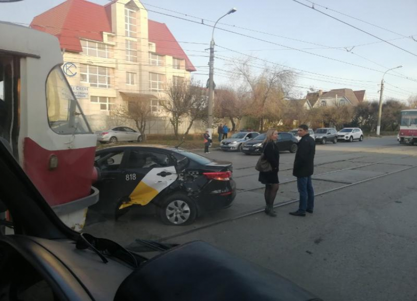 Машина «Яндекс.такси» протаранила трамвай в Волгограде
