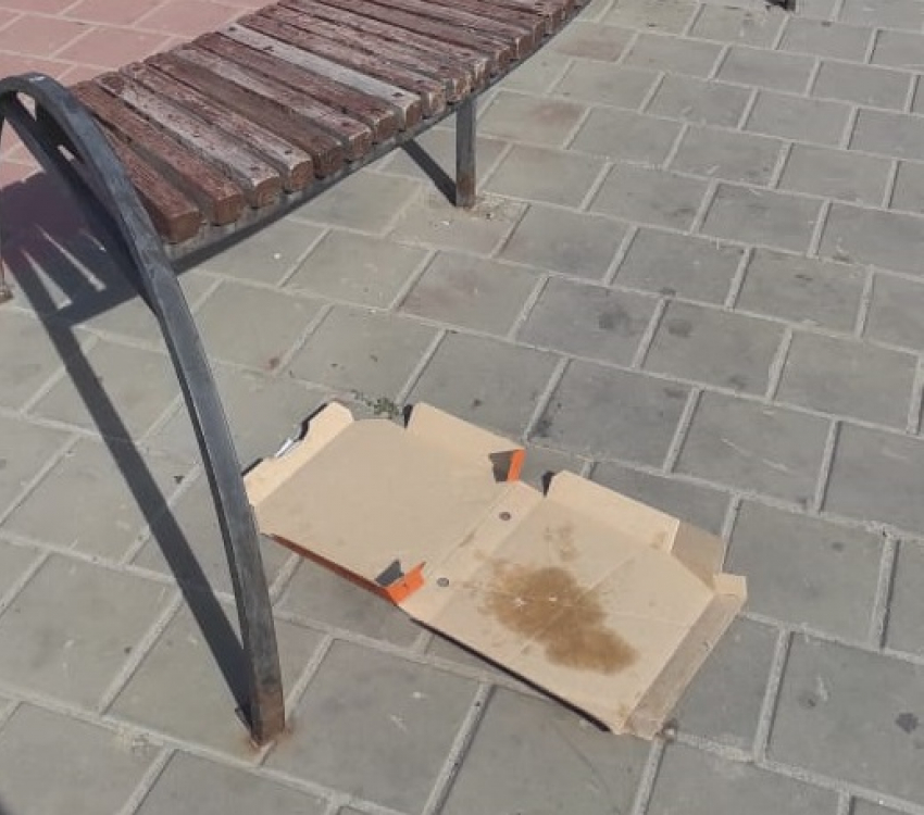  Коробкой из-под пиццы и кучей окурков встречает туристов вокзал Волгограда