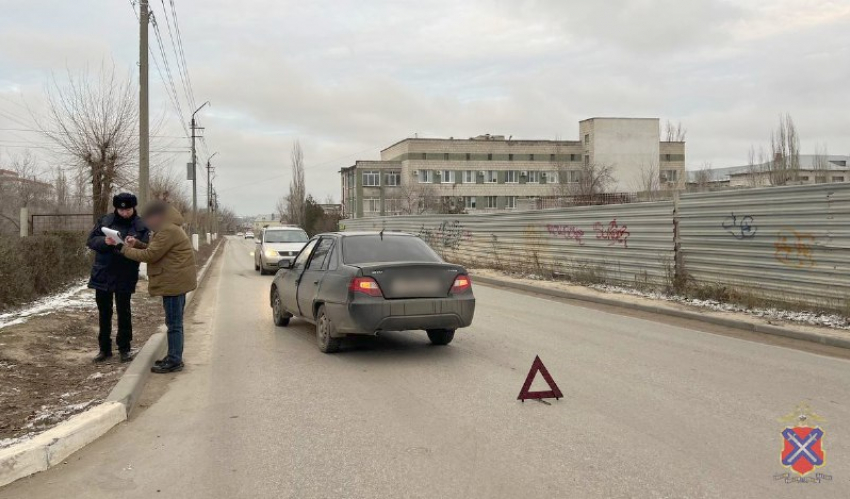 Двух бегущих школьниц снесла иномарка в Волгограде: шок-видео