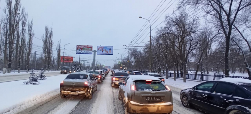 Пробки на 10 баллов: в Волгограде из-за снегопада возник транспортный коллапс