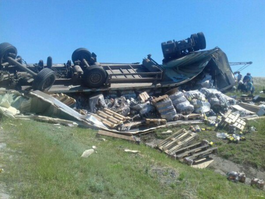 В интернете разыскивают очевидцев смертельного ДТП с фурой на трассе под Волгоградом