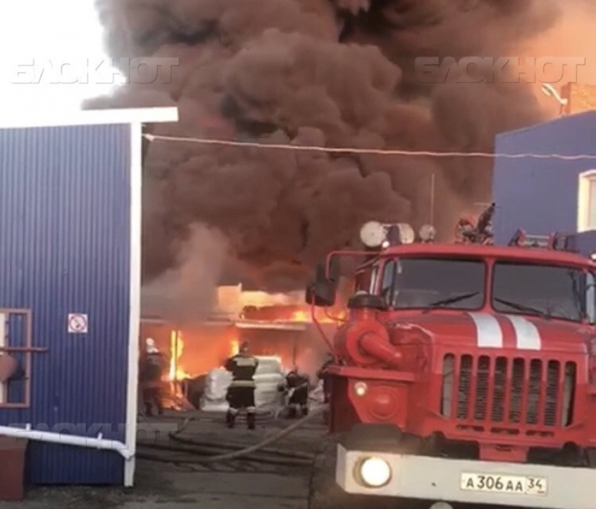 Локализован крупный пожар на складе лакокрасочных изделий в Волгограде 